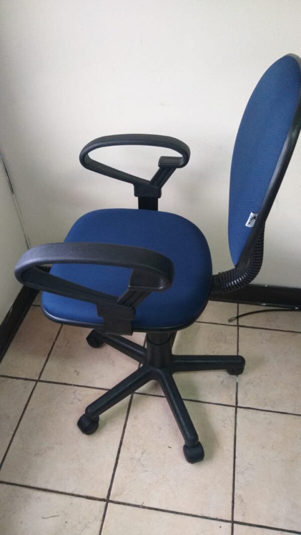 Silla Secretarial de Tela Con Brazos Azul Xtech - Imagen 5