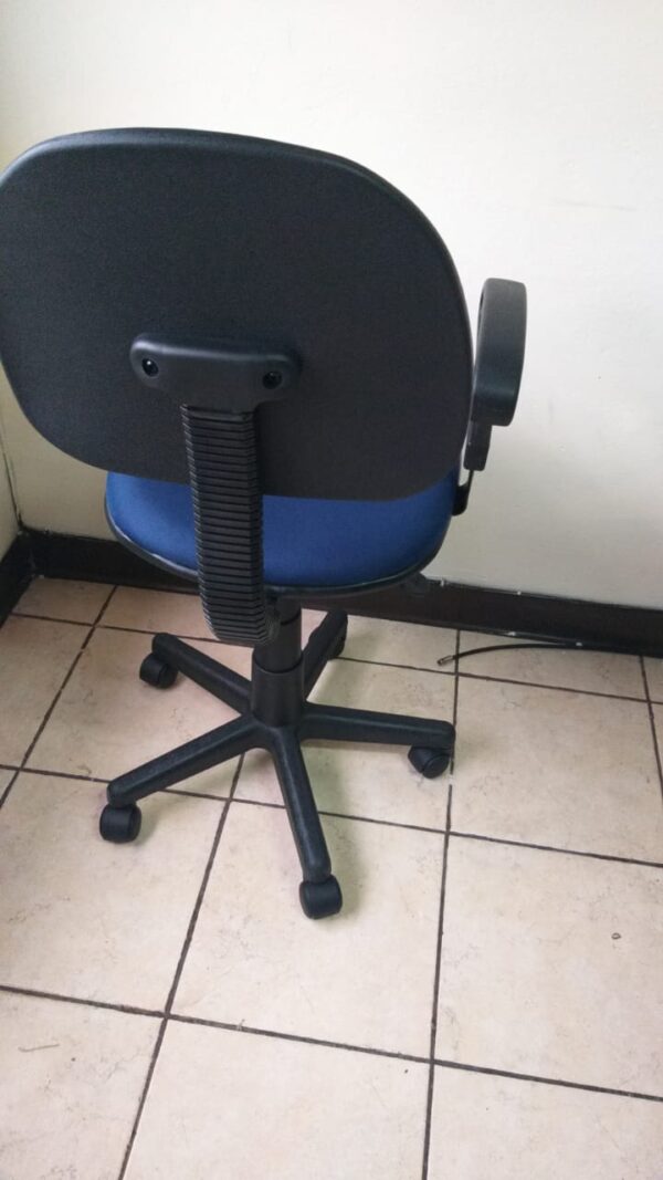 Silla Secretarial de Tela Con Brazos Azul Xtech - Imagen 3