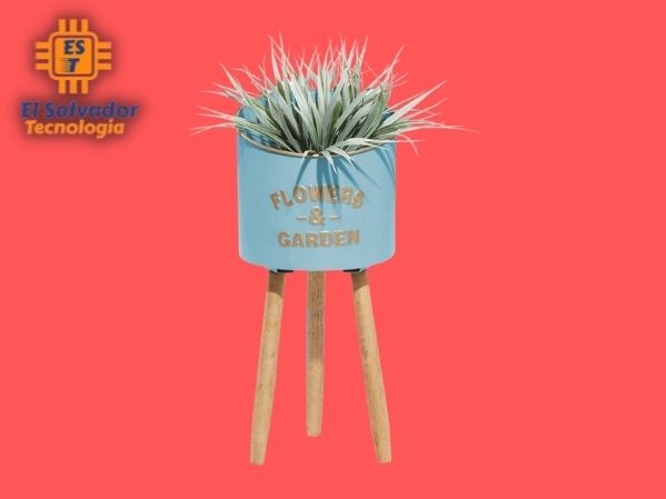 Maceta metálica con soporte de madera 21 pulg