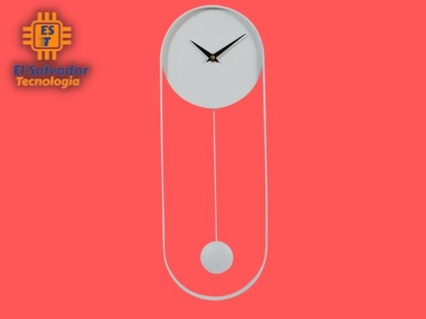 Reloj de pared metálico blanco