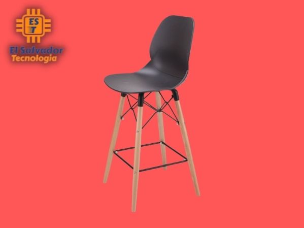 Silla moderna plástica patas de madera alta negro