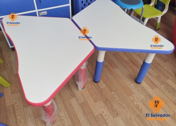 Mesa escolar trapezoidal para parvularia con nivel de elevación kid plus plastificada color azul