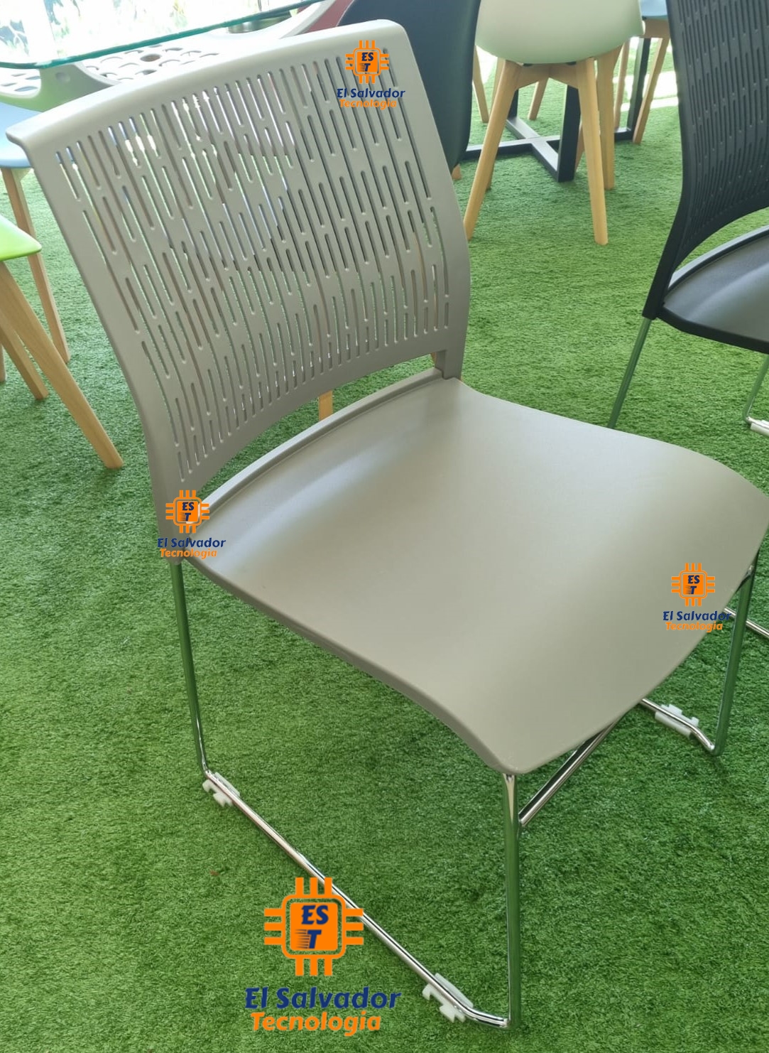 Silla moderna de espera trineo glacial gris